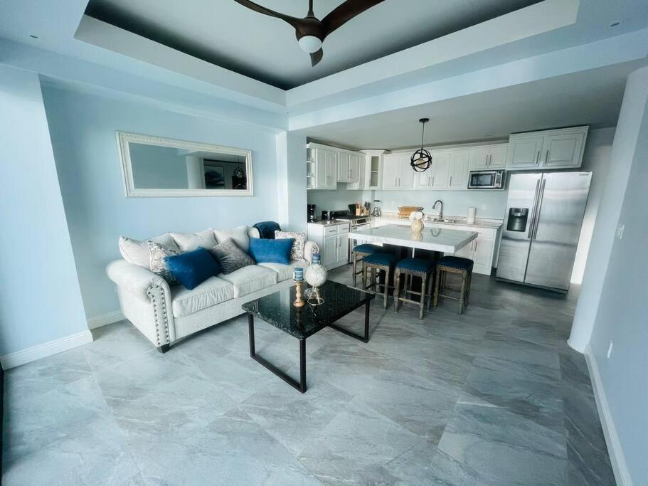 Triton'S Playhouse Beachfront Primo Tapia ภายนอก รูปภาพ